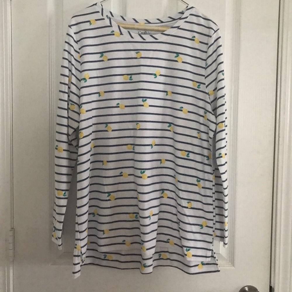 ‼️SALE‼️Very Summery Woman’s Top With Lemons